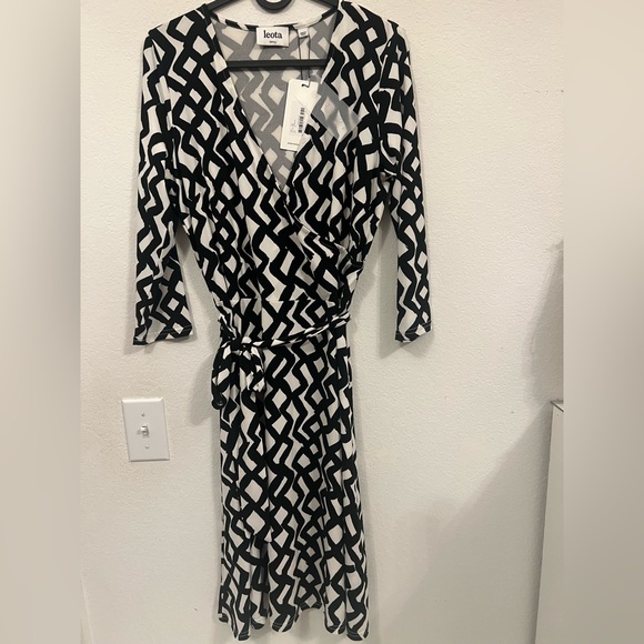 ๐Leota Wrap Dress - Picture 3 of 16